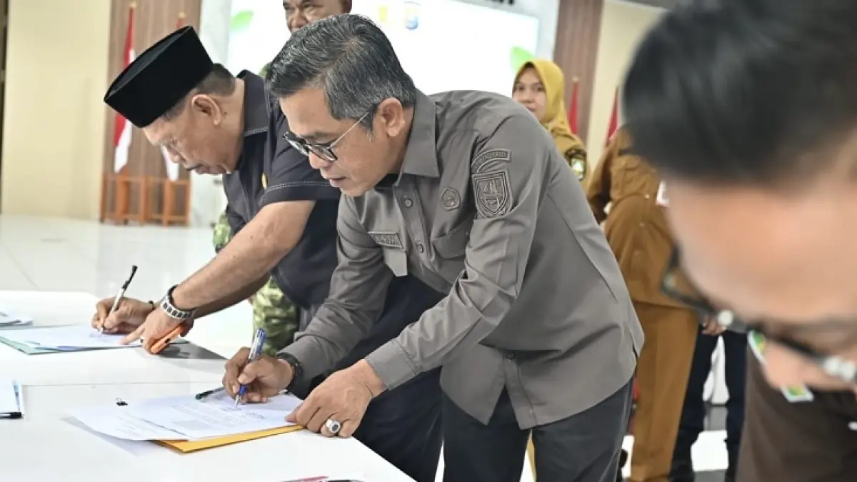 Staf Ahli Bupati Bidang Ekonomi, Keuangan, dan Pembangunan Syahruddin menandatangani fakta integritas dalam Forum Konsultasi Publik (FKP) yang berlangsung di Aula Tantya Sudhirajati Polres Bengkalis, pada Selasa (9/6/2026).(Diskominfotik Bengkalis)