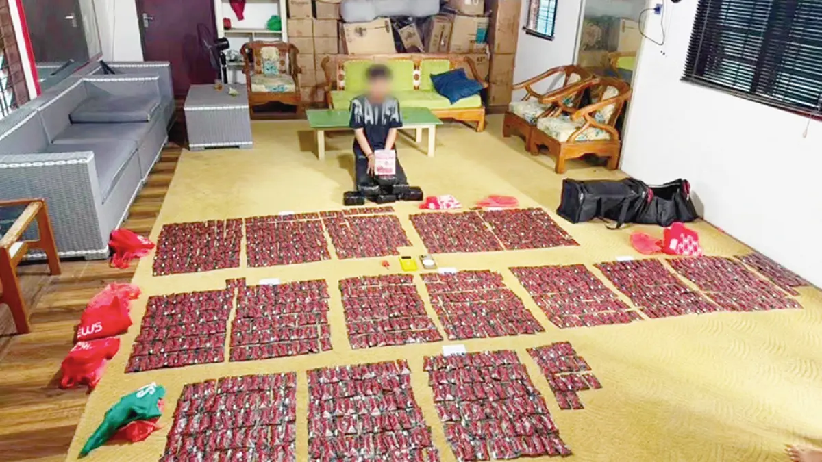 Tersangka berinisial IM saat diamankan petugas bersama barang bukti sabu dan cartridge etomidate di Pekanbaru, Senin (8/6/2026).(POLDA RIAU UNTUK RIAU POS)