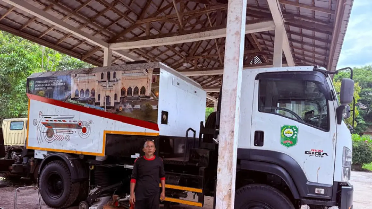 Truk penyapu jalan parkir di workshop Kelurahan Sungai Mempura, Kecamatan Mempura, Siak, Rabu (10/6/2026). (Istimewa)