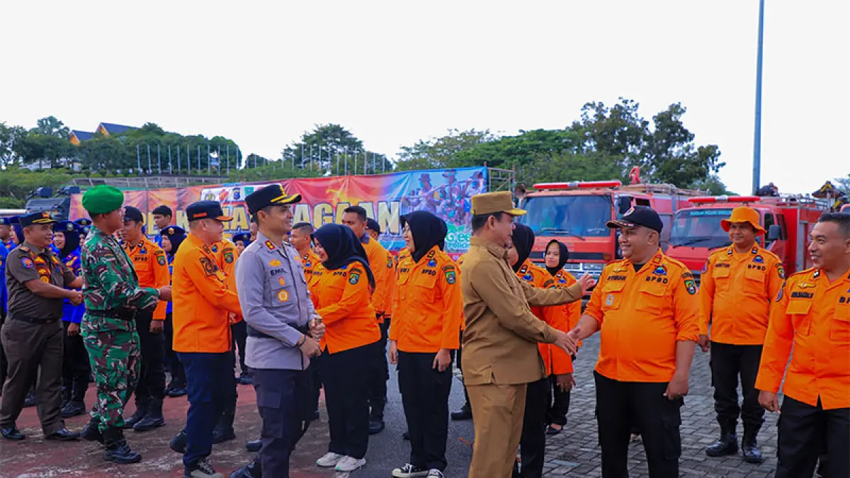 Wabup Rohul H Syafaruddin Poti bersama Forkopimda bersalaman dengan tim petugas pemadam usai apel kesiapsiagaan penanggulangan bencana Karhutla di halaman Kantor Bupati Rohul, Selasa (9/6/2026). Foto Prokopim Setda Rohul untuk Riaupos.co