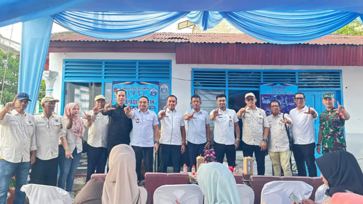 Kadis DLHK Kota Pekanbaru Aulia Putra SIP, Camat Sukajadi Adri Hidayat Putra, S.STP, M.IP, Lurah Sukajadi Fahrul Ichsan Syafaat S STP, Ketua LPS Kelurahan Sukajadi Meiko SE foto bersama usai peresmian Bank Sampah LPS Sukajadi Serasi, Rabu (10/6/2026). (LPS Sukajadi Serasi untuk Riaupos.co)  