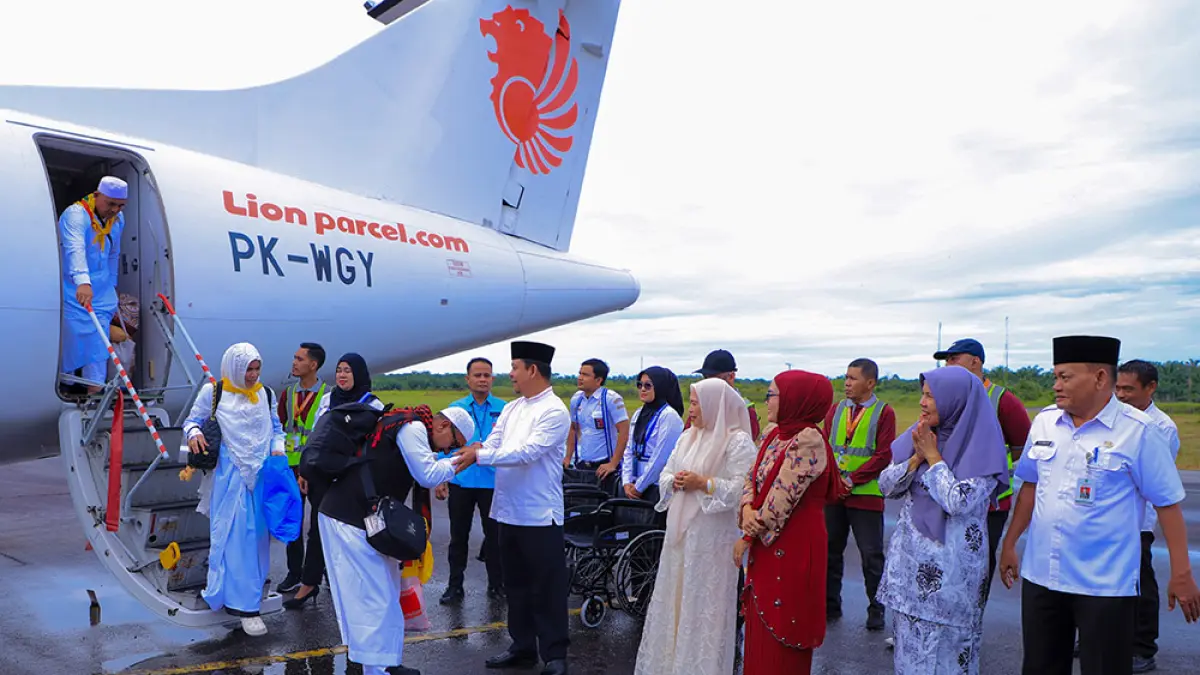 SAMBUT JEMAAH HAJI: Wabup Rohul H Syafaruddin Poti didampingi istri, Ketua DPRD Rohul Hj Sumiartini dan Pj Sekda Rohul H Yusmar menyambut kedatangan 191 Jemaah Haji (JH) Kloter 8 di Bandara Tuanku Tambusai Pasirpengaraian, Rabu (10/6/2026). (PROKOPIM SETDA ROHUL UNTUK RIAU POS)