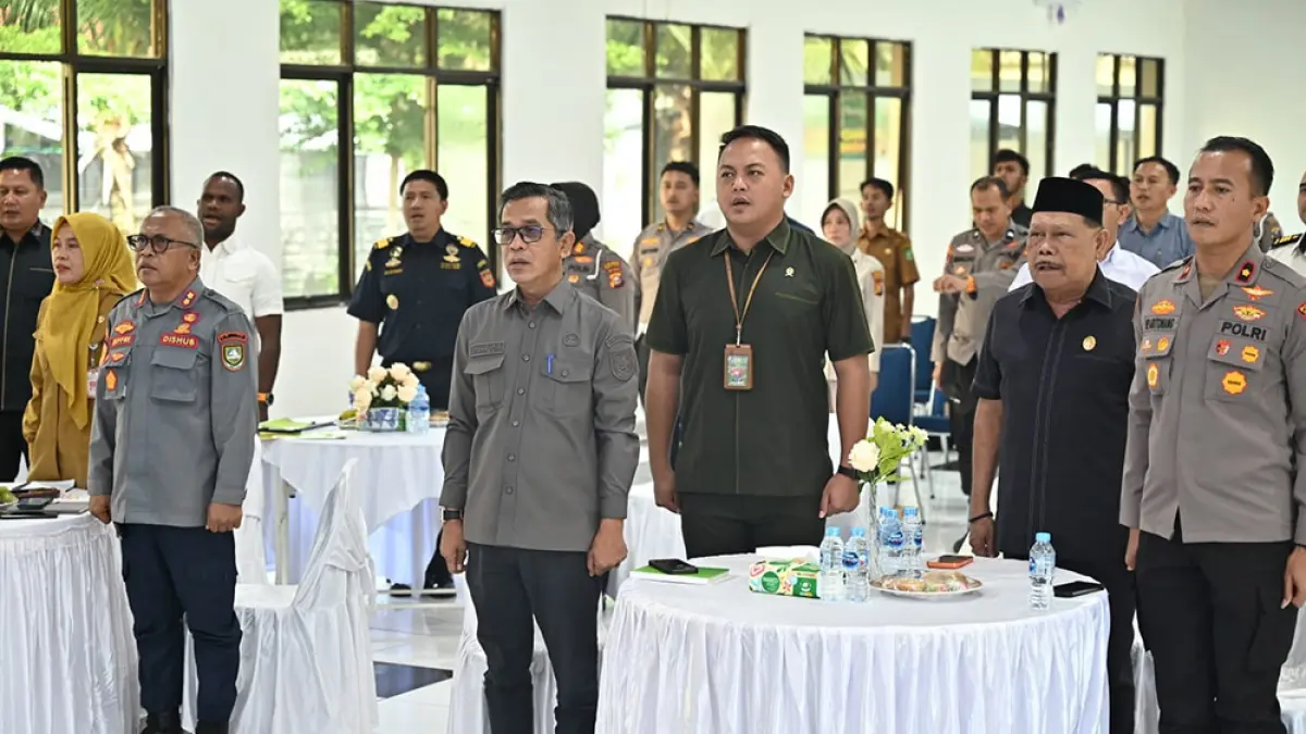 MENYANYIKAN LAGU KEBANGSAAN: Staf Ahli Bupati Bengkalis Syahruddin dan tamu undangan menyanyikan lagu kebangsaan Indonesia Raya di acara Forum Konsultasi Publik (FKP) di Aula Tantya Sudhirajati Polres Bengkalis, Selasa (9/6/2026). (Diskominfotik Bengkalis) 

