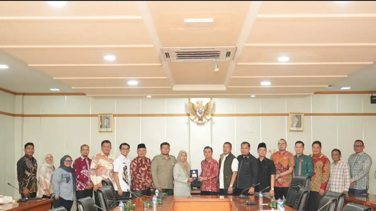 Pansus Ranperda LP2B DPRD Bengkalis  foto bersama usai melakukan pertemuan dengan  Direktorat Perlindungan dan Optimasi Lahan, Direktorat Jenderal Lahan dan Irigasi Pertanian, Kementerian Pertanian RI di Jakarta, beberapa waktu lalu. (Humas DPRD Bengkalis untuk Riau Pos)