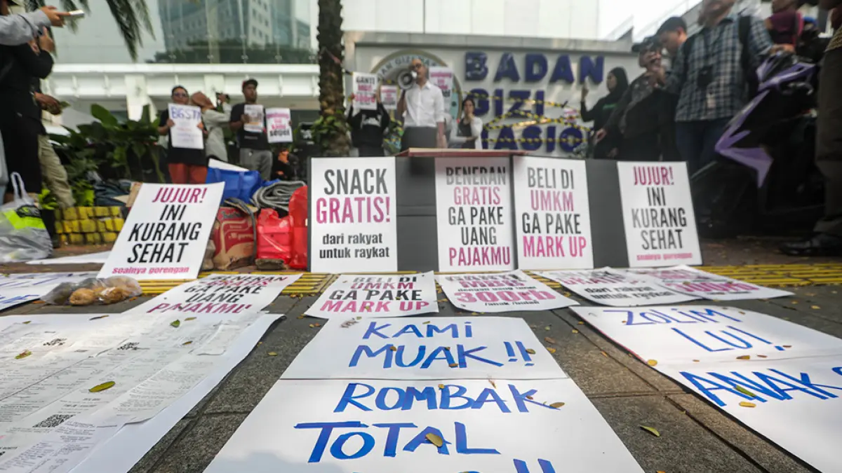 Puluhan massa yang tergabung dalam Aliansi MBG Watch menggelar aksi unjuk rasa di depan kantor Badan Gizi Nasional, Jalan Kebon Sirih, Jakarta Pusat, Rabu (10/6/2026). Aksi tersebut menyuarakan penolakan terhadap program Makan Bergizi Gratis (MBG) serta mendesak pemerintah mengevaluasi BGN yang dinilai berpotensi membebani keuangan negara. ( SALMAN TOYIBI/JAWA POS)