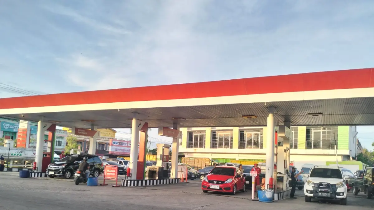 Antrean kendaraan yang mengisi BBM di SPBU 14.282.62 Bangkinang terpantau masih normal, Kamis (11/6/2026).(KAMARUDDIN/RIAUPOS.CO)