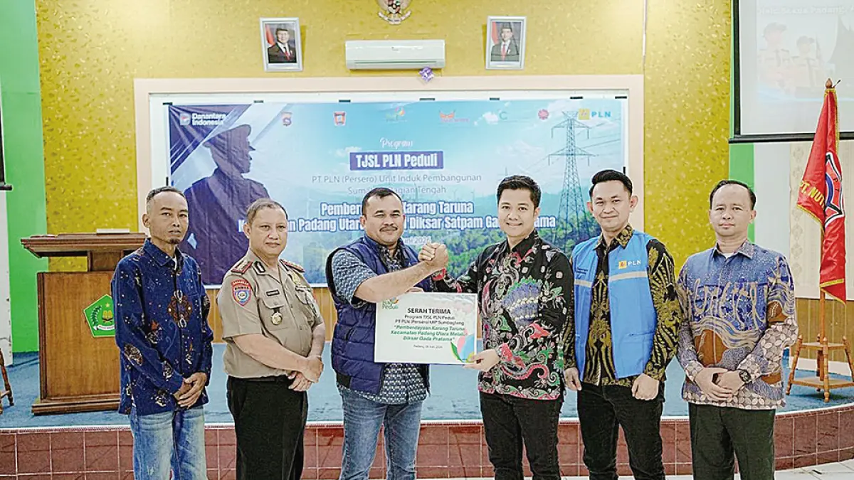 Assistant Manager Keuangan, Peri­zi­nan, Pertanahan dan Umum PLN UPP Sumbagteng 2 Firnando  (tiga kanan) menyerahkan Program TJSL PLN Peduli kepada Sekko Padang Raju Min­pora, Senin (8/6/2026). (pt pln (persero) untuk riau pos)