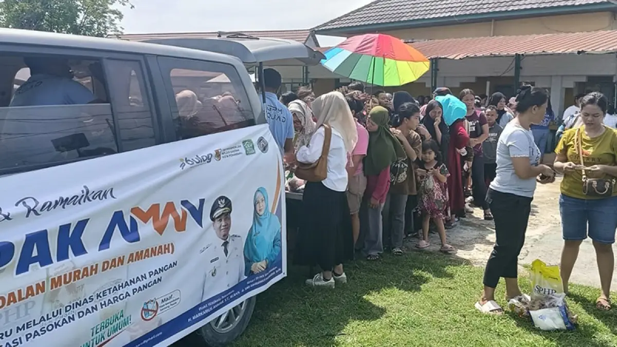 BELANJA: Masyarakat di Kelurahan Tanjung Rhu, Kecamatan Limapuluh antre belanja sembako murah Mobil Pak Aman di halaman Masjid Nurul Iman, Rabu (10/6/2026). (Prapti Dwi Lestari/Riau Pos)

