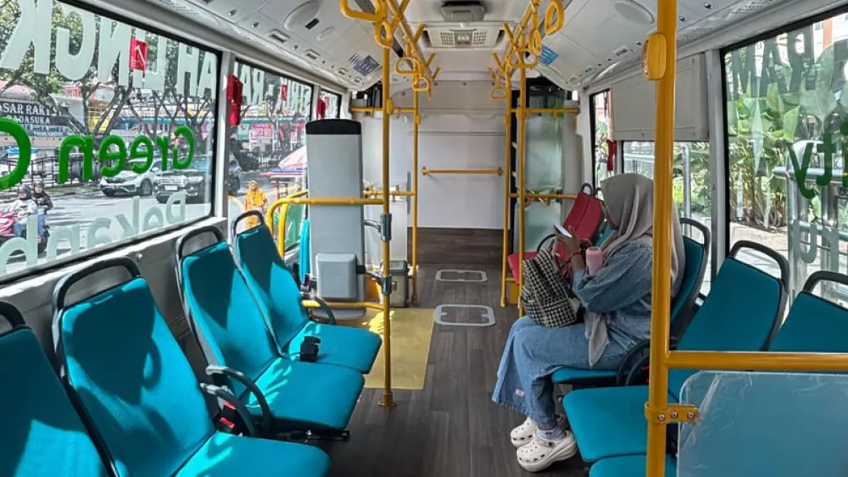 BUS LISTRIK: Suasana di dalam bus listrik TMP yang bersih dan nyaman, Rabu (10/6/2026). (M ALI NURMAN/RIAU POS)