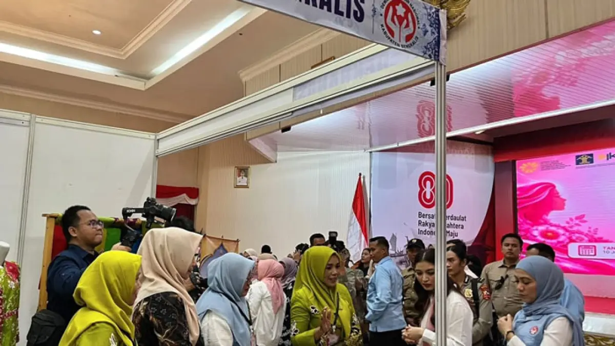 Dekranasda Kabupaten Bengkalis menunjukkan produk unggulan daerah kepada Ketua Umum Dekranas, Selvi Gibran Rakabuming di stan pameran di Peringatan ke-54 HKG PKK Provinsi Riau, Rabu (10/6/2026). (Istimewa)