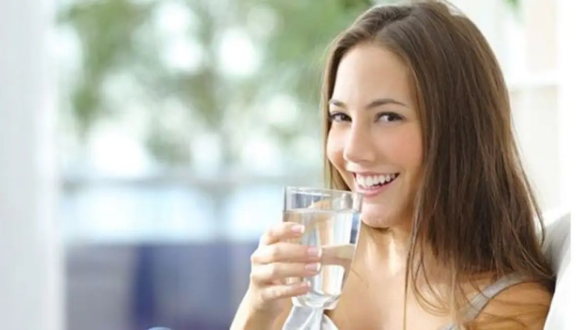 Ilustrasi minum air. (Sumber foto: Ferepik)