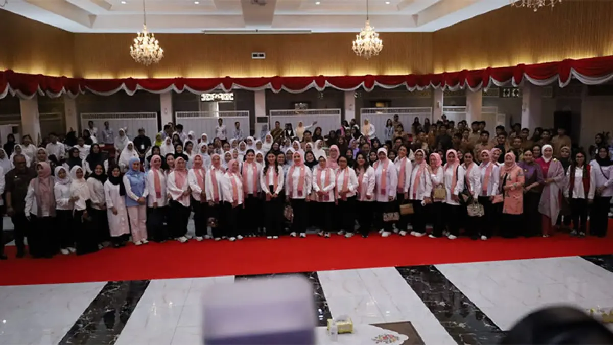 Istri Wakil Presiden Selvi Gibran Rakabuming, jajaran Seruni Bidang I KMP dan Kemenkum Riau foto bersama saat menggelar sosialisasi edukatif di Gedung Daerah Pauh Janggi, Pekanbaru, Rabu (10/6/2026). (Kemenkum Riau)
