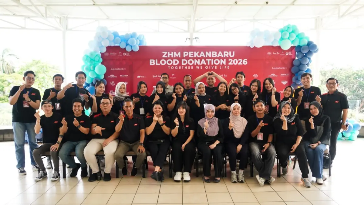 Jajaran Zuri Hotel Management Pekanbaru berfoto bersama di sela kegiatan donor darah bertajuk "ZHM Blood Donation 2026: Together We Give Life" pada Kamis (11/6/226) di The Premiere Hotel Pekanbaru.