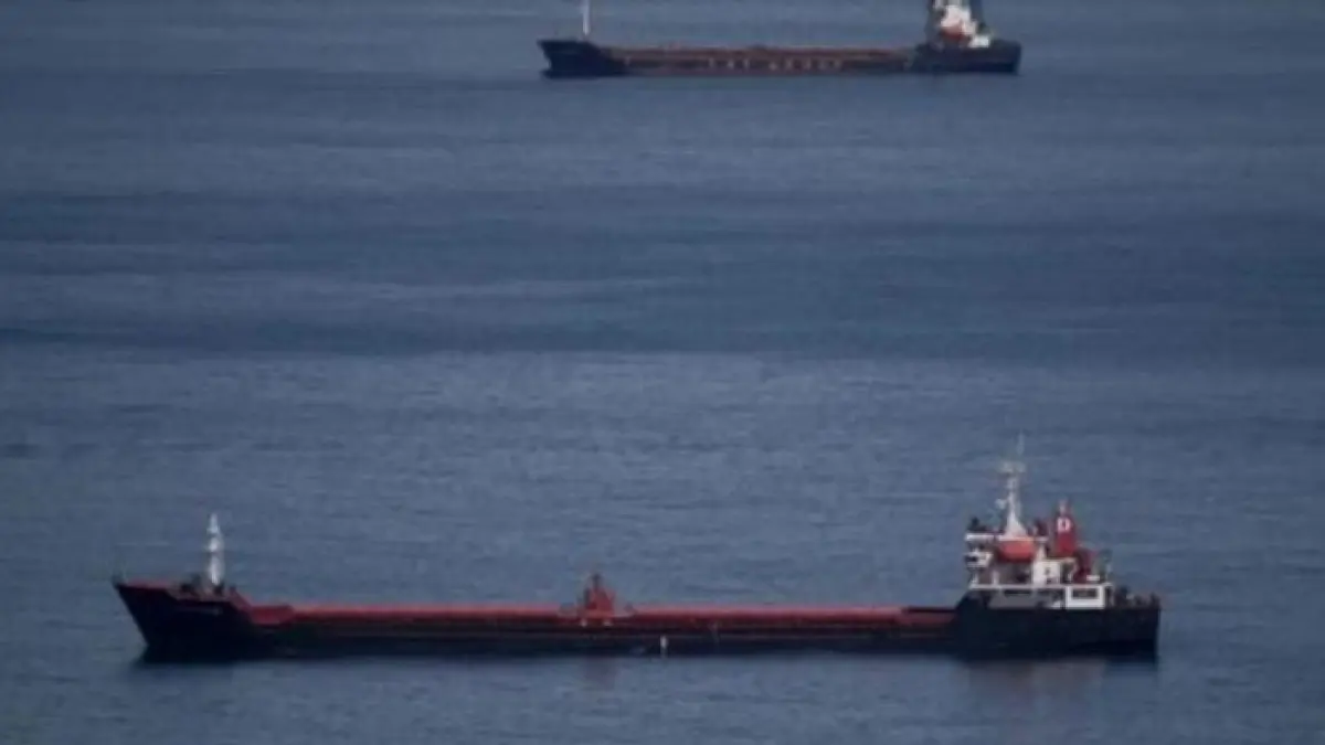 Kapal melintasi Selat Hormuz, Iran. Harga minyak dunia, Kamis (11/6/2026) kembali naik setelah Iran mengumumkan penutupan Selat Hormuz menyusul serangan yang dilakukan oleh AS ke sejumlah wilayah Iran. (Al-Jazeera)