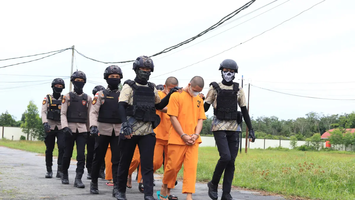 Keempat terdakwa ketika digiring aparat kepolosian setempat untuk mengikuti konfrensi Pers di Mapolres Kepulauan Meranti beberapa waktu yang lalu.(Wira Saputra/Rjaupos.co)