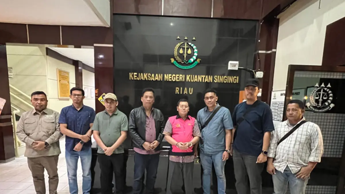 Kejari Kuansing Muhammad Harun Sunardi SE SH MH bersaman tim gabungan Kejagung dan Kejati Riau saat membawa tersangka Khairul Saleh, Rabu (10/6/2026) di Kantor Kejari Kuansing. (Kejari Kuansing untuk Riaupos.co)
