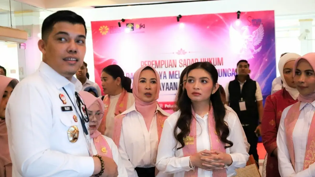 Kepala Kanwil Kemenkum Riau Rudy Hendra Pakpahan mendampingi istri Wapres RI Selvi Gibran Rakabuming saat meninjau stan UMKM dan layanan hukum Kemenkum Riau di Gedung Daerah Balai Serindit, Rabu (10/6/2026).(HUMAS KANWIL KEMENKUM RIAU UNTUK RIAUPOS.CO)