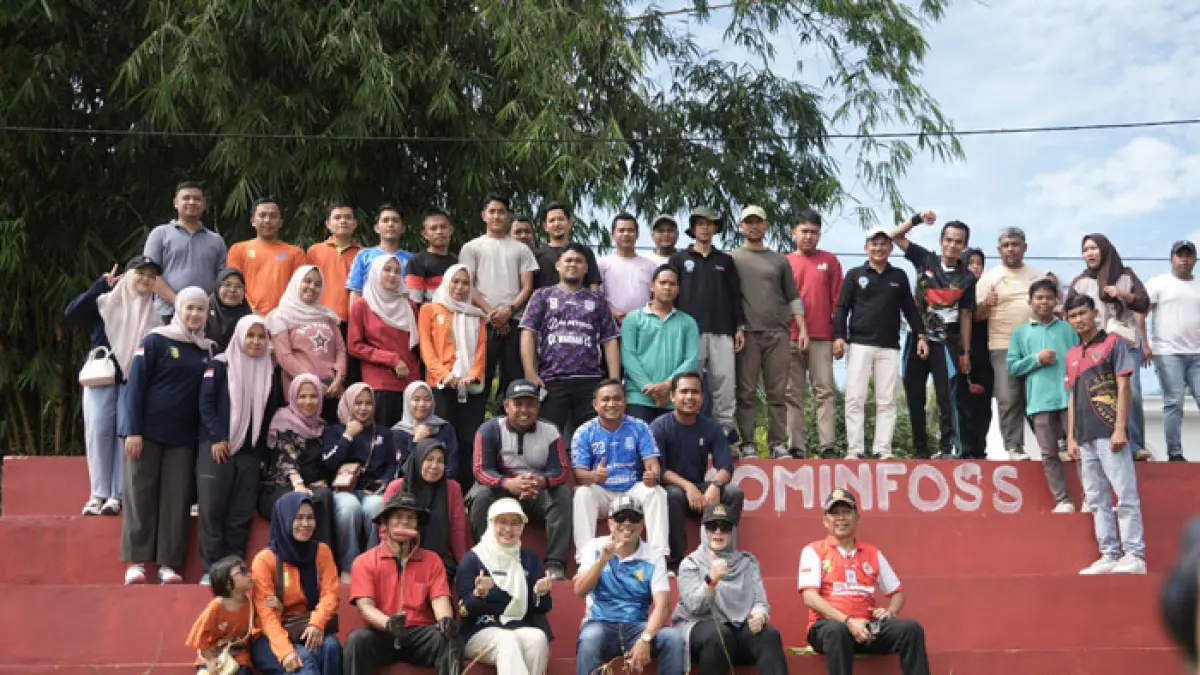 Ketua Tim Penggerak PKK Kuansing, Hj Yulia Herma bersama Asisten III Setda Kuansing Drs Azhar MM bersama Tim Dinas Kominfo Kuansing saat gotong royong massal, Kamis (11/6/2026). (Dinas Kominfo Kuansing)