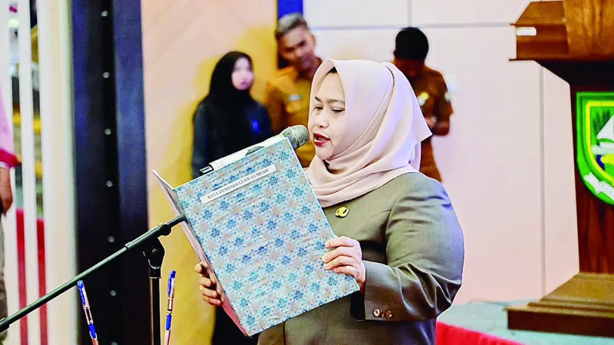 LANTIK KASEK: Bupati Bengkalis Kasmarni melantik 215 kepala sekolah (kasek) tingkat TK, SDN, dan SMP di ruang Dang Merdu, Lantai IV Kantor Bupati Bengkalis, Senin (8/6/2026). (Diskominfotik Bengkalis untuk riau pos)
