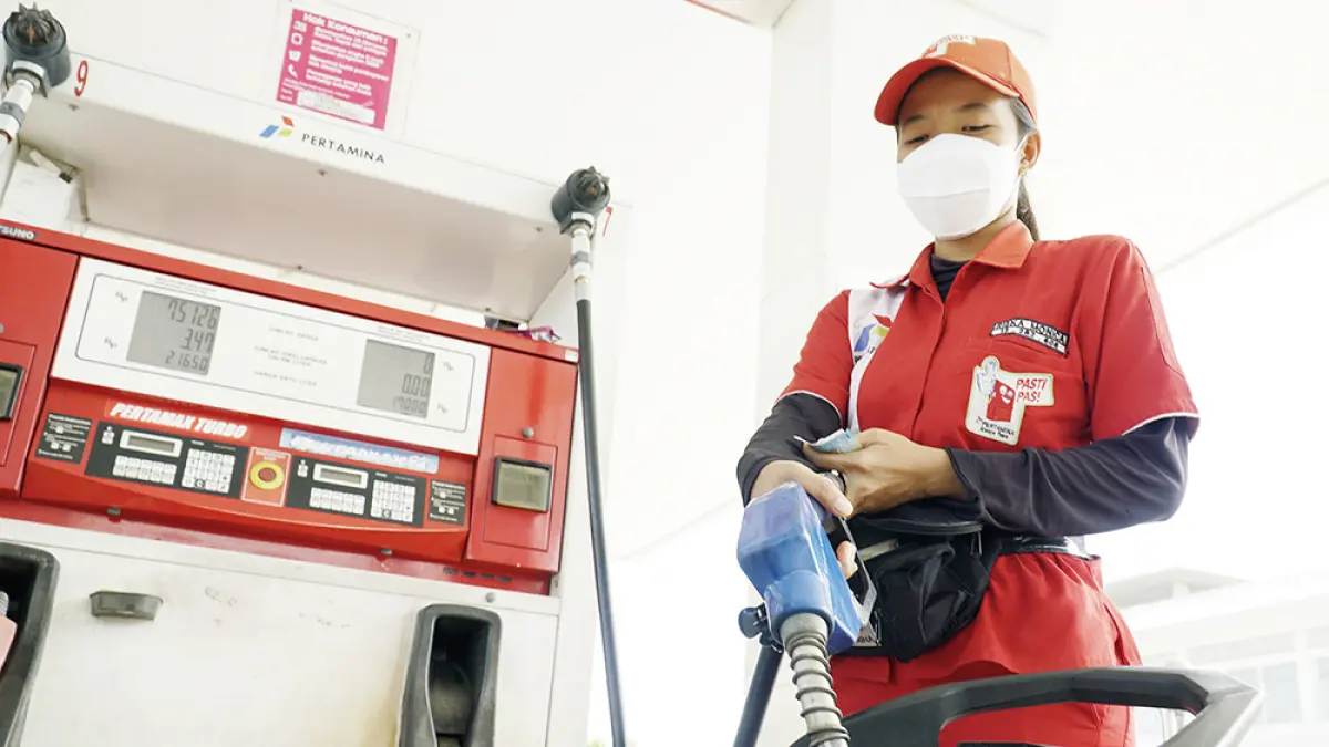 Pegawai mengisi pertamax 92 ke sepeda motor konsumen di SPBU Jalan Dahlia, Pekanbaru, Rabu (10/6/2026).  Di Riau saat ini harga pertamax 92 naik menjadi Rp17 ribu per liter. (MHD AKHWAN/RIAU POS)