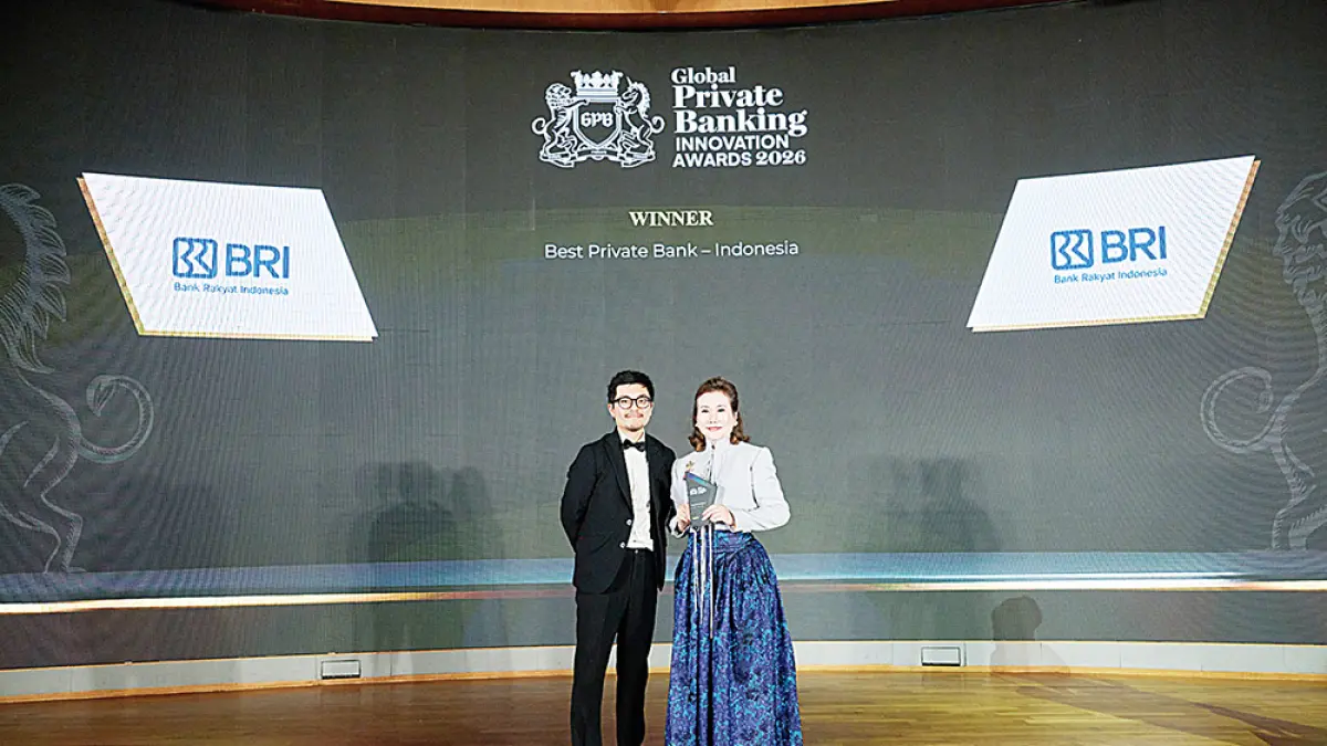 Perwakilan BRI memegang trofi penghargaan Best Private Bank di Indonesia pada ajang Global Private Banking Innovation Awards 2026 yang diselenggarakan Global Private Banker di Singapura, baru-baru ini. (PT BRI (PERSERO) UNTUK RIAU POS)
