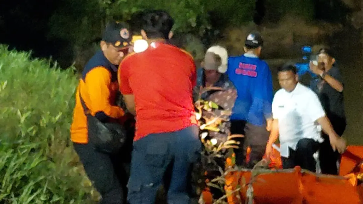 Petugas bersama warga saat mengevakuasi Muhammad Fattah Athoriq alias Denis korban tenggelam di Sungai Cenaku, Rabu (10/6/2026). (BPBD Inhu untuk Riaupos.co)