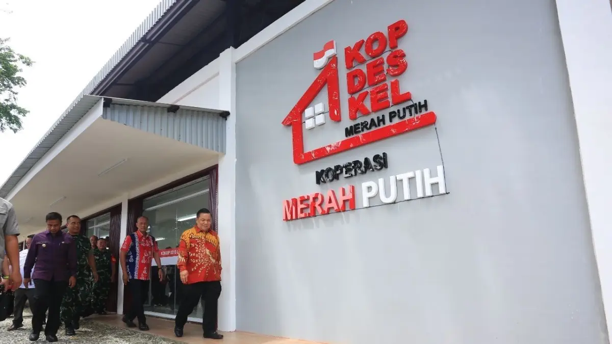 Plt Gubri SF Hariyanto saat meninjau salah satu gerai koperasi merah putih (KMP) di wilayah Kabupaten Kampar, Kamis (11/6/2026).(DISKOMINFO RIAU UNTUK RIAUPOS.CO)