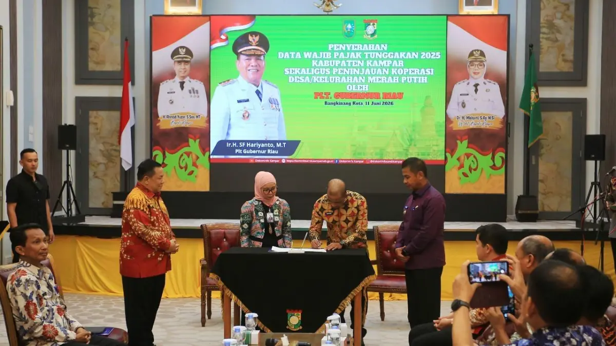 Plt Gubri SF Hariyanto saat menyaksikan penyerahan data tunggakan pajak kendaraan bermotor di Kabupaten Kampar, Kamis (11/6/2026). (Diskominfo Riau)