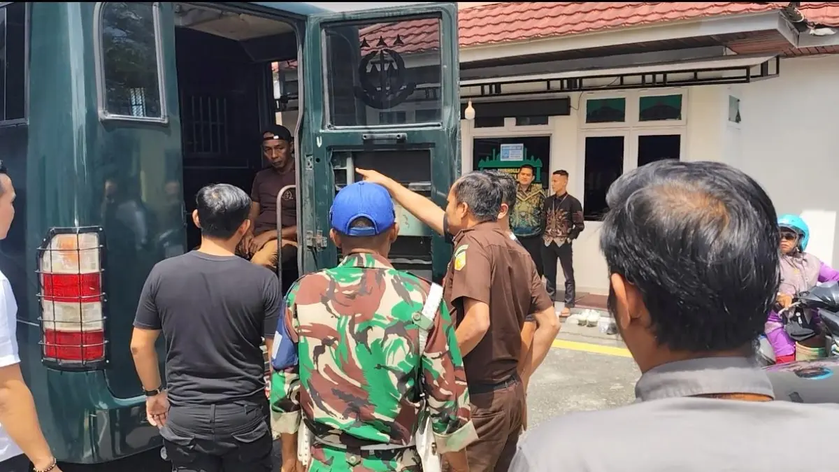 Proses olah tempat kejadian perkara kaburnya tahanan Kejari Pekanbaru saat akan menjalani sidanh di PN Pekanbaru, Kamis (11/6/2026).(PENGUNJUNG SIDANG UNTUK RIAUPOS.CO)