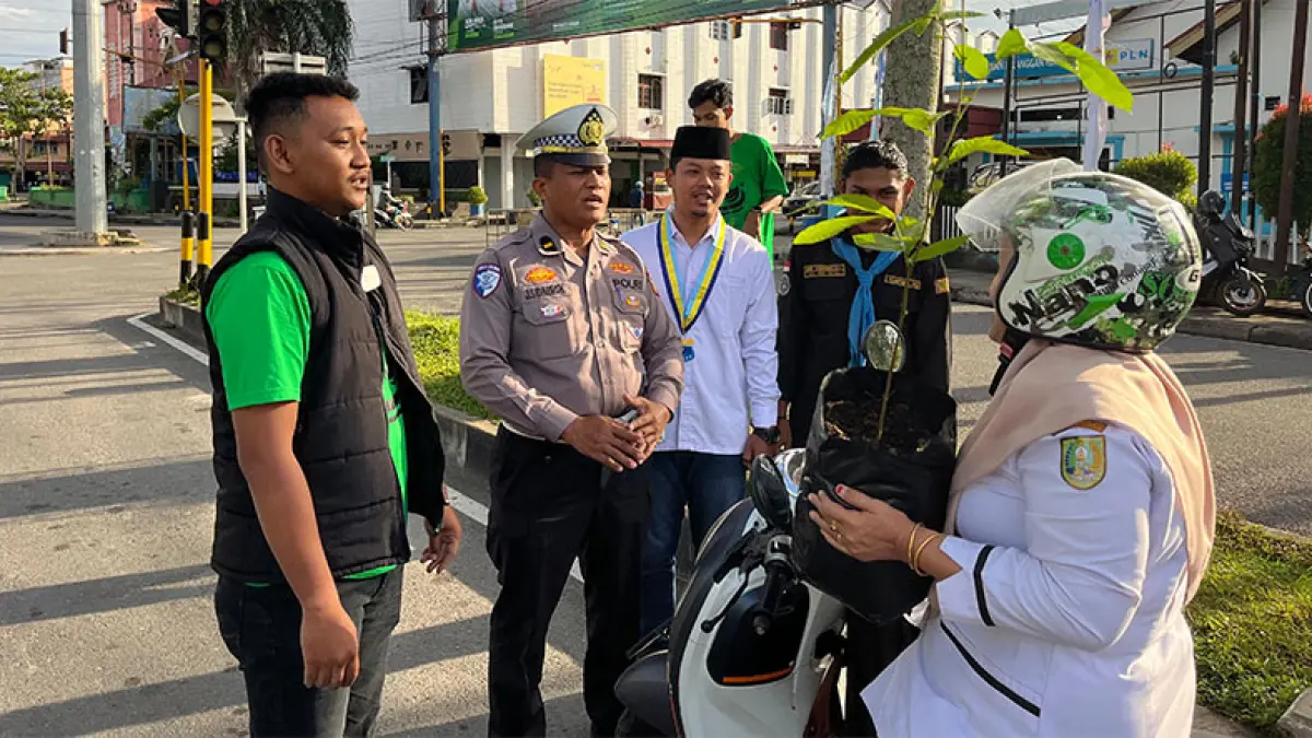 Satlantas bersama mahasiswa saat memberikan edukasi tentang tertib berlalu lintas dan diberikan bibit pohon, Rabu (10/6/2026). Foto Satlantas Polres Inhu