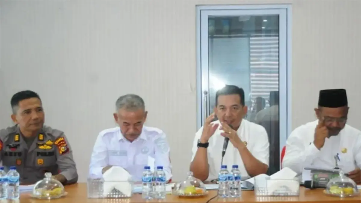 Sekdakab Inhu, Zulfahmi Adrian AP MSI saat memimpin rapat persiapan penyambutan jemaah haji asal Kabupaten Inhu, Kamis (11/6/2026). Foto Diskominfotik Inhu