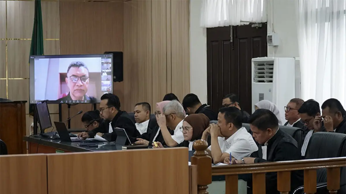 Sidang Gubernur Riau nonaktif Abdul Wahid, Dani M Nursalam dan M Arief Setiawan, agenda mendengar keterangan dari saksi ahli Dr W Riawan Tjandra SH MHum secara daring, Kamis (11/6).  (MHD AKHWAN/RIAUPOS.CO)