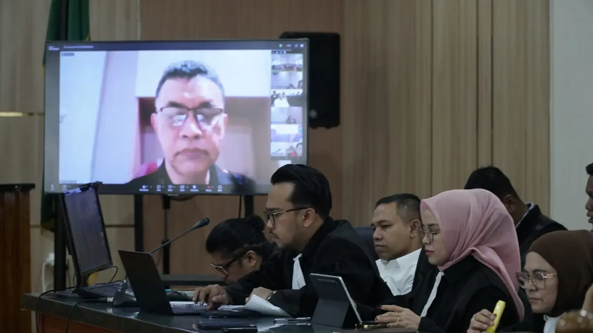 Sidang Gubernur Riau nonaktif Abdul Wahid, Dani M Nursalam dan M Arief Setiawan mendengar keterangan dari saksi ahli Dr W Riawan Tjandra SH MHum secara daring,Pekanbaru, Kamis (11/6) ft