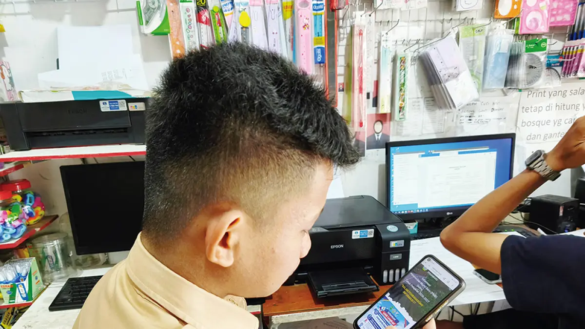 Siswa membuka website sekolah untuk mengikuti SPMB tingkat SMAN/SMKN di salah satu tempat penjualan alat tulis kantor Jalan Delima Pekanbaru, Rabu (10/6/2026). (EVAN GUNANZAR/RIAU POS)
