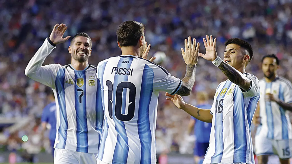 Thiago Almada merayakan gol bersama Lionel Messi dan Rodrigo De Paul dalam pertandingan persahabatan Argentina melawan Islandia di Stadion Jordan-Hare, Auburn, Alabama, Rabu (10/6/2026). (afp)