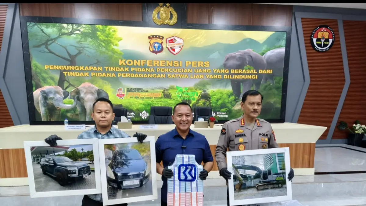 Direktur Reserse Kriminal Khusus (Dirreskrimsus) Polda Riau Kombes Pol. Ade Kuncoro Ridwan (tengah), Kabid Humas Polda Riau Kombes Pol Zahwani Pandra  Arsyad (kanan), Kasubdit Tipidter Ditreskrimsus Polda Riau AKBP Teddy Ardian (kiri) memperlihatkan barang bukti saat ekspos kasus pengungkapan tindak pidana pencucian uang yang berasal dari tindak pidana perdagangan satwa liar yang dilindungi di Media Center Mapolda Riau, Kamis (11/6/2026).(EVAN GUNANZAR/RIAUPOS.CO)