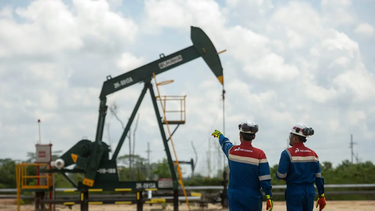Dua perwira PT Pertamina Hulu Rokan (PHR) melakukan pemeriksaan lokasi operasional lapangan Duri, baru-baru ini. Program Magang Kerja PHR Batch 9 hadir untuk memberikan pengalaman profesional, pendampingan dari para ahli, dan kesempatan berkontribusi dalam berbagai proyek strategis perusahaan. (PHR UNTUK RIAU POS)