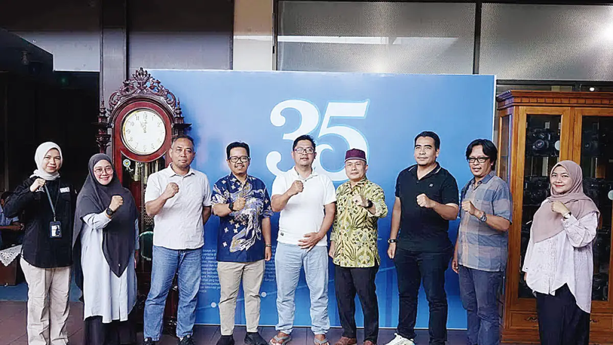 FOTO BERSAMA: Ketua Bawaslu Riau Alnofrizal (empat kiri), Anggota Bawaslu Riau Koordinator Divisi Pencegahan, Partisipasi Masyarakat dan Hubungan Masyarakat Amiruddin Sijaya (empat kanan), Kepala Bagian Hukum, Hubungan Masyarakat, Data dan Informasi Dona Donora (dua kiri) foto bersama Direktur Utama Riau Pos Ahmad Dardiri (tengah), Direktur Riau Pos Firman Agus (dua kanan), Manajer Produksi RTV Sujarno (tiga kiri), dan Pemimpin Redaksi Riau Tv Heru Rinaldo (tiga kanan) saat kunjungan ke kantor Riau Pos, Kamis (11/6/2026). (EVAN GUNANZAR/RIAU POS)
