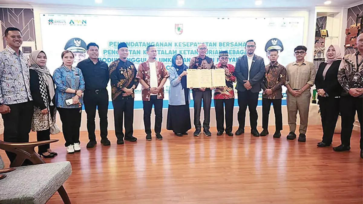 KESEPAKATAN: Wali Kota Pekanbaru Agung Nugroho didampingi Wawako Markarius Anwar foto bersama dengan perwakilan Bandara SSK II, pengurus PHRI, dan pengurus IHGMA, serta pelaku usaha oleh-oleh saat penandatanganan kesepakatan bersama penguatan kue talam durian sebagai produk unggulan UMKM dan sajian penyambutan khas Kota Pekanbaru, Kamis (11/6/2026). (M ALI NURMAN/RIAU POS)