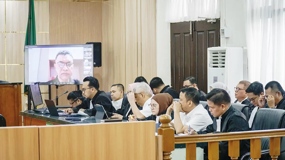 Terdakwa Gubernur Riau nonaktif Abdul Wahid, Kepala Dinas PUPR-PKPP Riau nonaktif Muhammad Arief Setiawan dan mantan Tenaga Ahli Gubernur Riau Dani M Nursalam saat menghadiri sidang di Pengadilan Tipikor Pekanbaru, Kamis (11/6/2026). (MHD AKHWAN/RIAU POS)