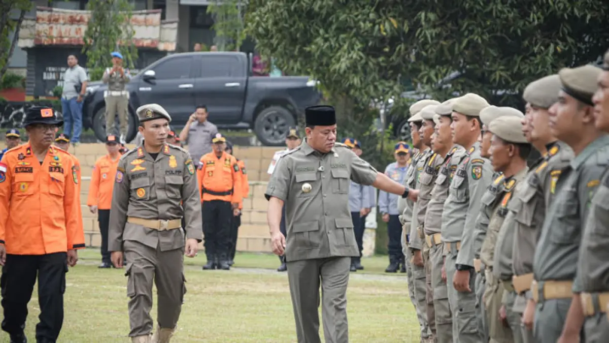 Bupati Kuansing Dr H Suhardiman Amby MM bersama Kalaksa BPBD H Yulizar, Plt Kasat Pol PP -Damkar Riokasyter Wandra, memeriksa personel pengamanan MTQ Riau dan Pacu Jalur Rayon II, Jumat (12/6/2026) di lapangan Komplek Pemkab Kuansing. (Dinas Kominfo Kuansing)