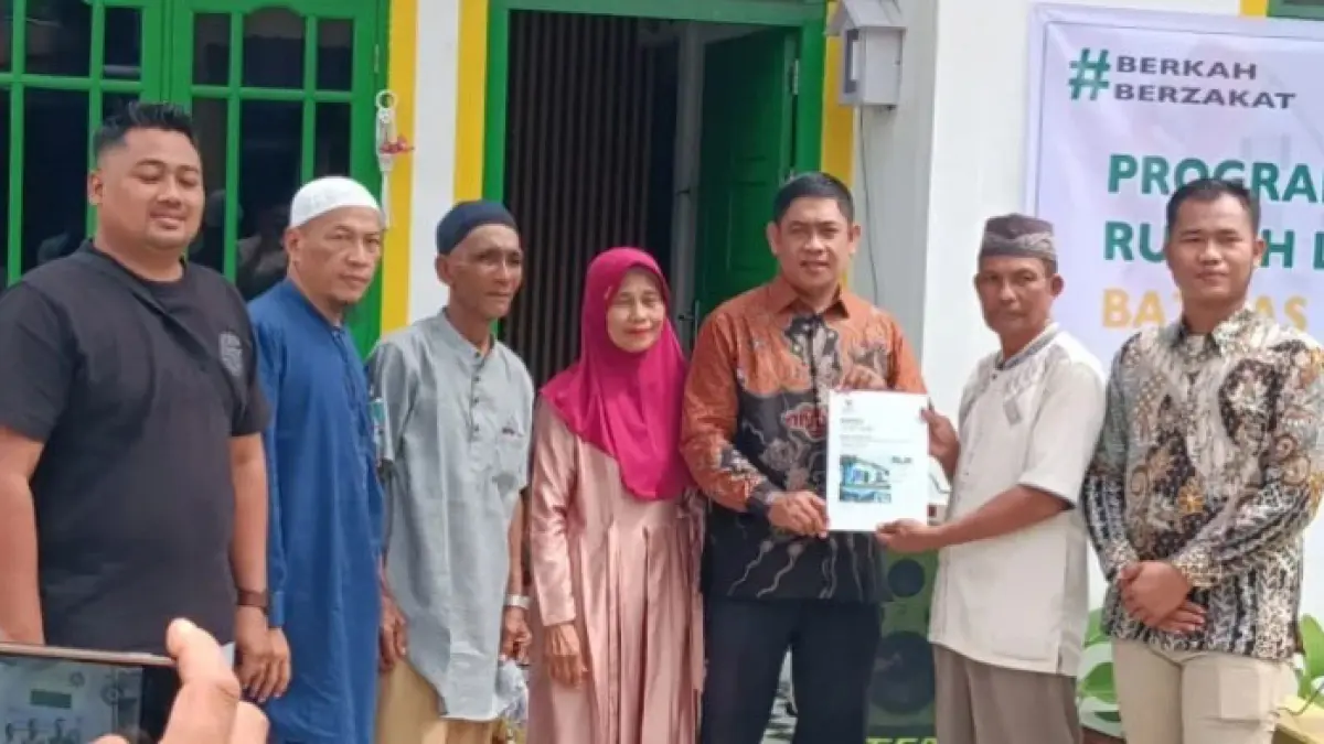 Baznas Riau menyerahkan rumah layak huni kepada Kepala Dusun Mukti Sari untuk salah satu warga Desa Wonosari, Kecamatan Bengkalis pada, Kamis (11/6/2026). (Istimewa)
