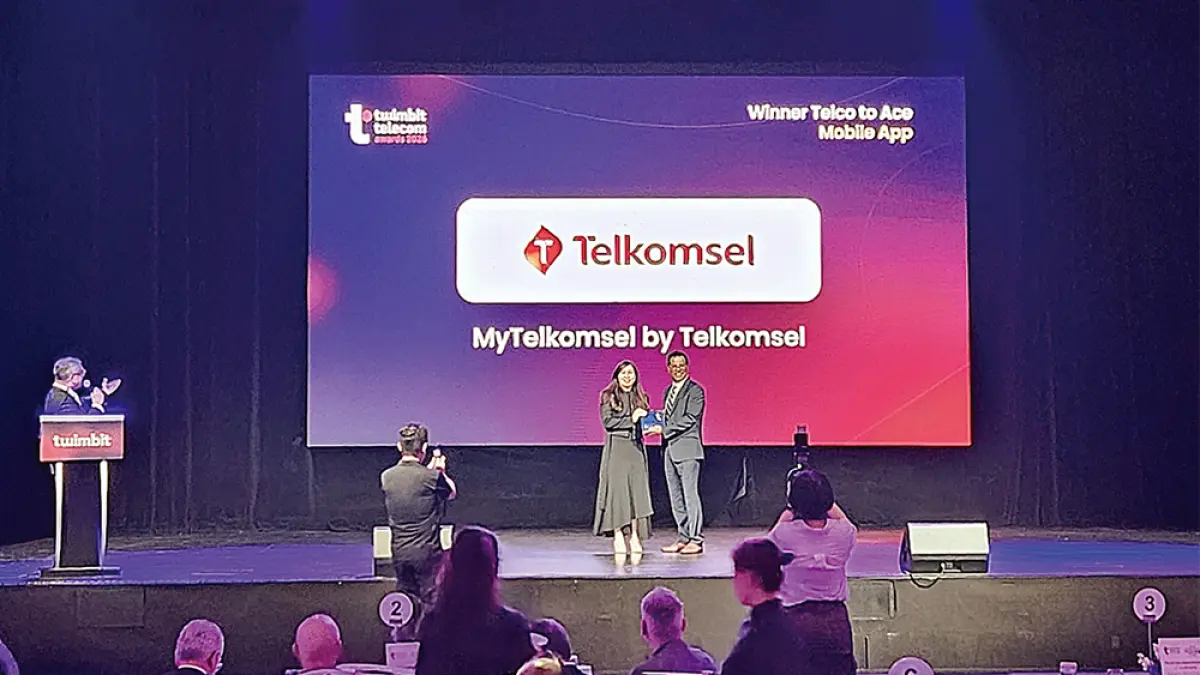 Direktur IT Telkomsel, Joyce Shia (kiri) meraih Twimbit Trailblazer Award di Singapura, baru-baru ini. (TELKOMSEL UNTUK RIAU POS)