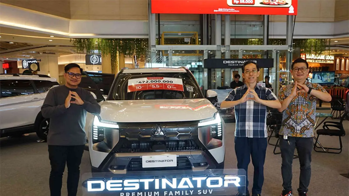 Koordinator Branch Manager PT Dipo Internasional Pahala Otomotif Riau Siman (dua kanan), Sales Manager DIPO Sudirman Wim (kanan), Area Sales MMKSI Muhanmad Fakhri Reza, memperlihatkan Mitsubishi Destinator saat pameran di Living World Pekanbaru, Jumat (12/6/2026). EVAN GUNANZAR/RIAUPOS.CO