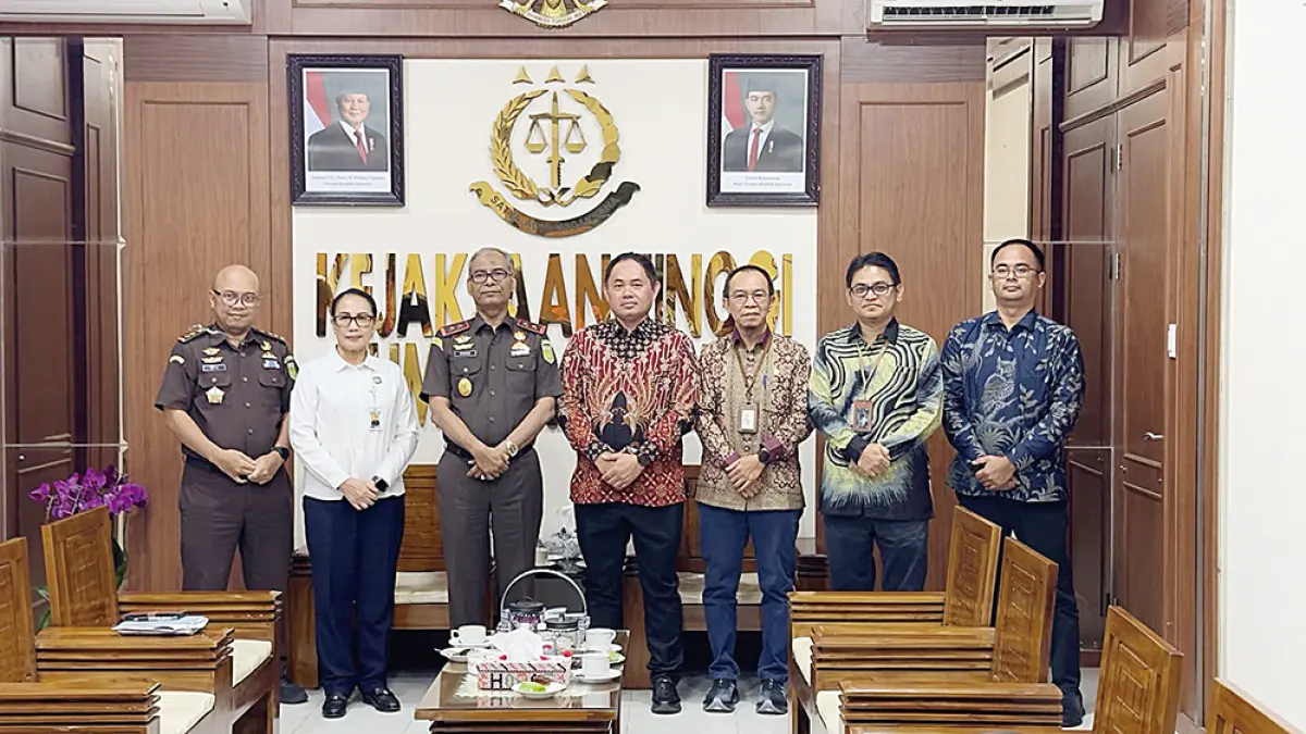 General Manager PT PLN (Persero) UIP Sumbagteng Achmadi Abbas dan Kepala Kejaksaan Tinggi Sumatera Utara Muhibuddin berfoto bersama jajaran, beberapa waktu lalu. (PT PLN (Persero) untuk riau pos)
