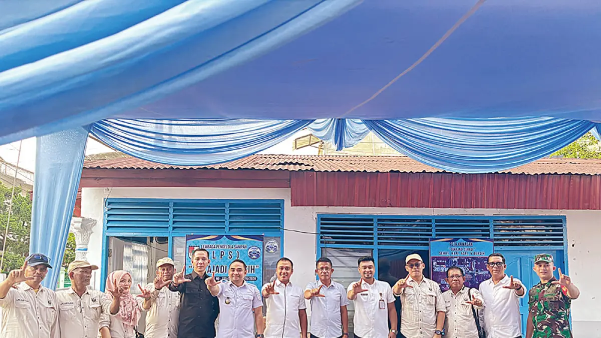 FOTO BERSAMA: Wali Kota Pekanbaru  diwakili Kepala DLHK Reza Aulia Putra SIP MSi foto bersama Camat, Lurah, Ketua LPS Sukajadi Meiko SE dan para ketua RT dan RW saat meresmikan kantor dan bank sampah LPS Sukajadi, Rabu (10/6/2026) sore. (LPS SUKAJADI UNTUK RIAU POS)
