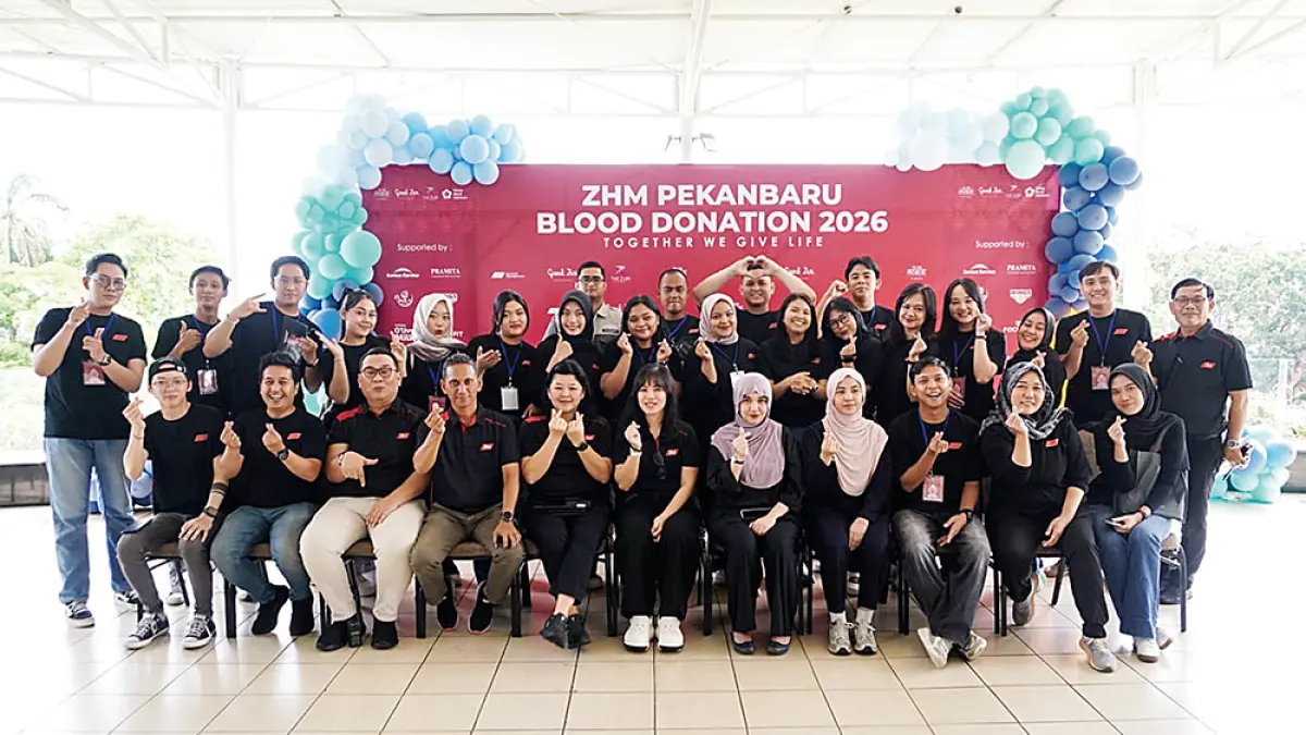Jajaran Zuri Hotel Management Pekanbaru berfoto bersama di sela kegiatan donor darah di The Premiere Hotel Pekanbaru, Kamis (11/6/2026). (Zuri hotel management pekanbaru untuk riau pos)
