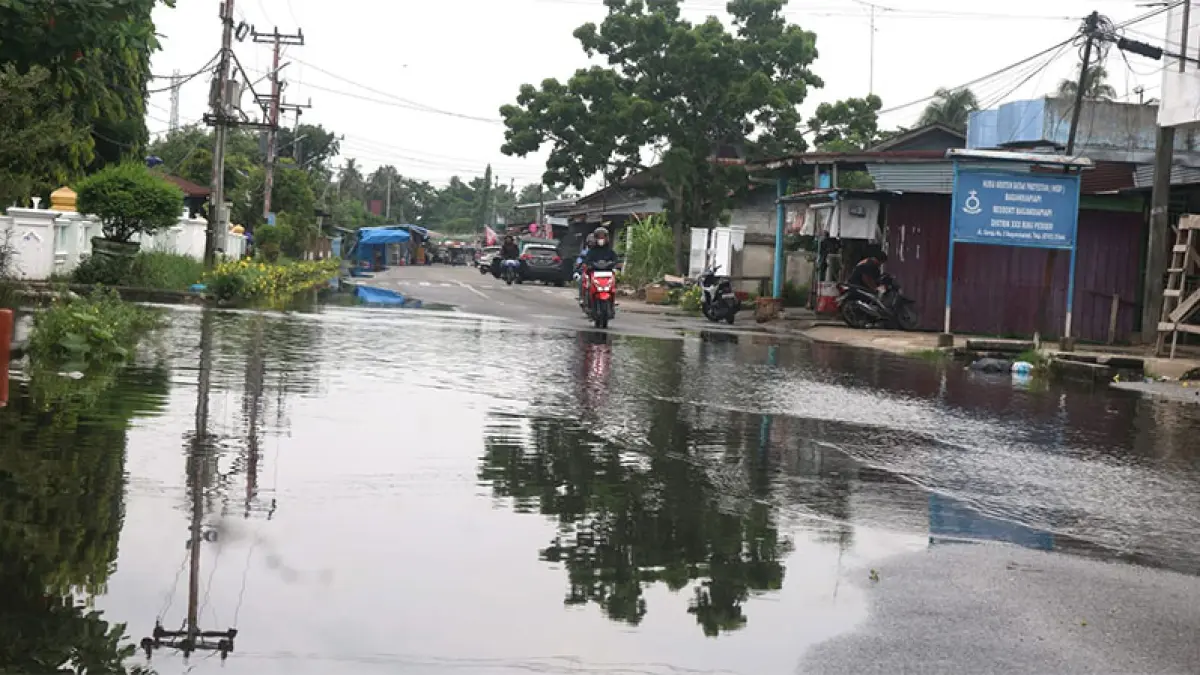 Jalan digenangi air pasca hujan di lingkungan dekat Masjid Raya Al Ikhsan, Bagansiapiapi, Jumat (12/6/2026). (Zulfadhli).