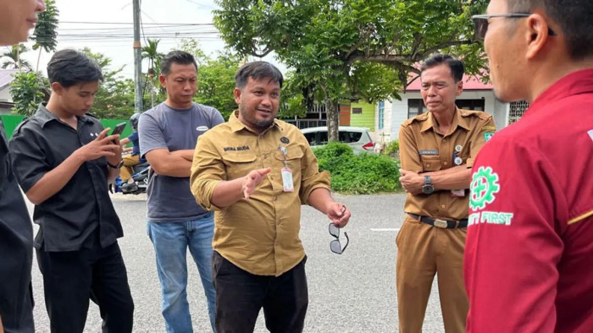 Kabid Infrastruktur Teknologi Informasi Diskominfotik Bengkalis Indra Muda melakukan kunjungan lapangan guna meninjau sejumlah titik target perapian kabel Fiber Optic (FO) yang dinilai mulai semrawut, Selasa (9/6/2026) lalu. ( Diskominfotik Bengkalis)