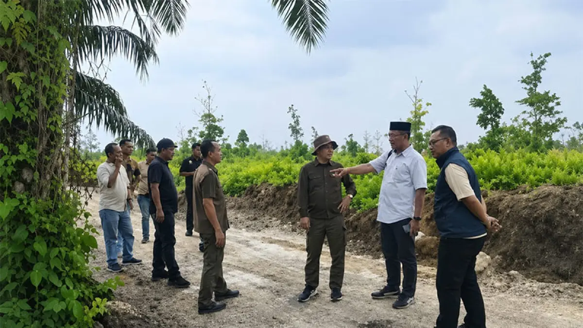 Kalaksa BPBD Kampar Azwan bersama Kabid Kedaruratan dan Logistik, Kasubbid Logistik, serta Satgas TRC mendampingi perwakilan BNPB dan BPBD Provinsi Riau melakukan peninjauan lapangan di Desa Rimba Panjang, Jumat (12/6/2026). BPBD Kampar untuk Riaupos.co